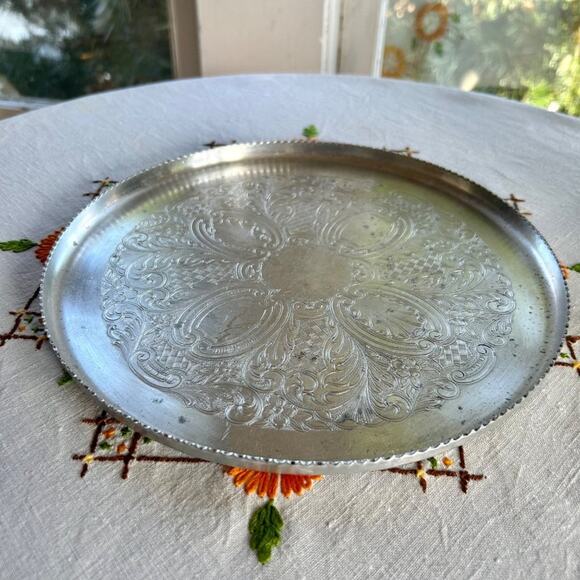 Vintage 1950s Pressed Aluminum Round Serving Tray with scalloped Edge - Picture 4 of 11